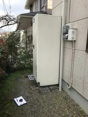 電気温水器をエコキュートに変更するための現地調査|福岡市・糸島市のエコキュート・蓄電池・太陽光発電ならエコテックス