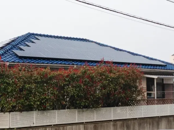 福岡市西区拾六町M様邸 東芝 太陽光発電 10.00KW 40枚丨福岡市早良区にあるリフォーム会社 株式会社エコテックス